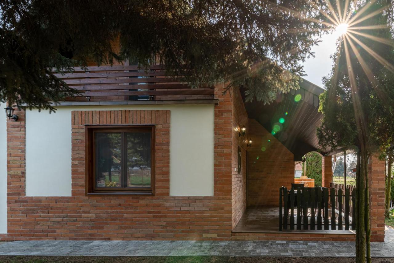 Posteleki Vendeghaz-Nyugalom Szigetei Villa Gyula Luaran gambar